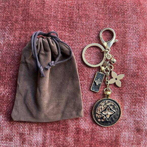 RUSTIC CLOVER BAG CHARM Black and Gold Tone 🍀 - Picture 1 of 9